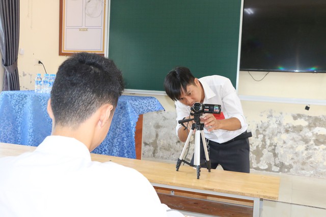 Thí sinh đặc biệt ở Nghệ An làm bài trong phòng thi với nhiều thiết bị ít ai ngờ tới - 2
