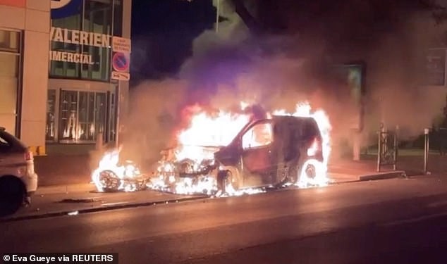 Pháp: Thiếu niên bị bắn chết, người biểu tình mang pháo hoa bắn cảnh sát - 1