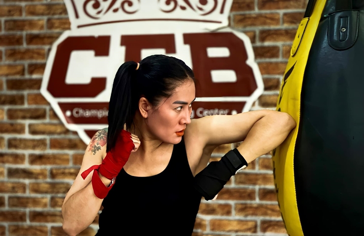 Cô tập kết hợp nhiều bộ môn khác nhau như gym, boxing và Muay Thái.
