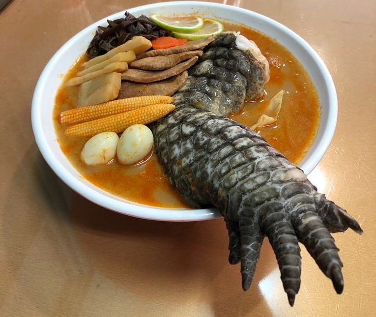 Kỳ lạ món ramen có nguyên chân cá sấu - 1