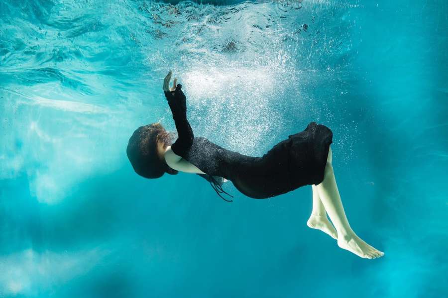 Sao Việt ngụp lặn dưới nước làm tiên cá: Angela Phương Trinh dù đô con vẫn cực cuốn hút - 8