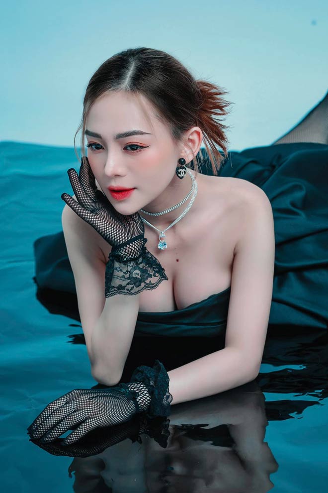 Cô giáo tiểu học xinh như hot girl “gây sốt” khi diện loạt áo dài tự thiết kế đi dạy - 11