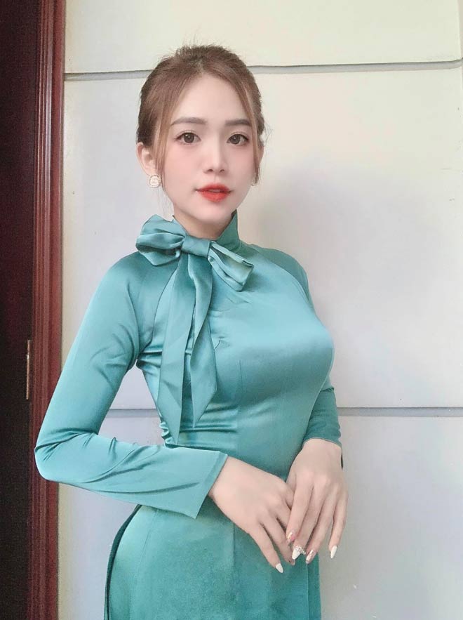 Cô giáo tiểu học xinh như hot girl “gây sốt” khi diện loạt áo dài tự thiết kế đi dạy - 2