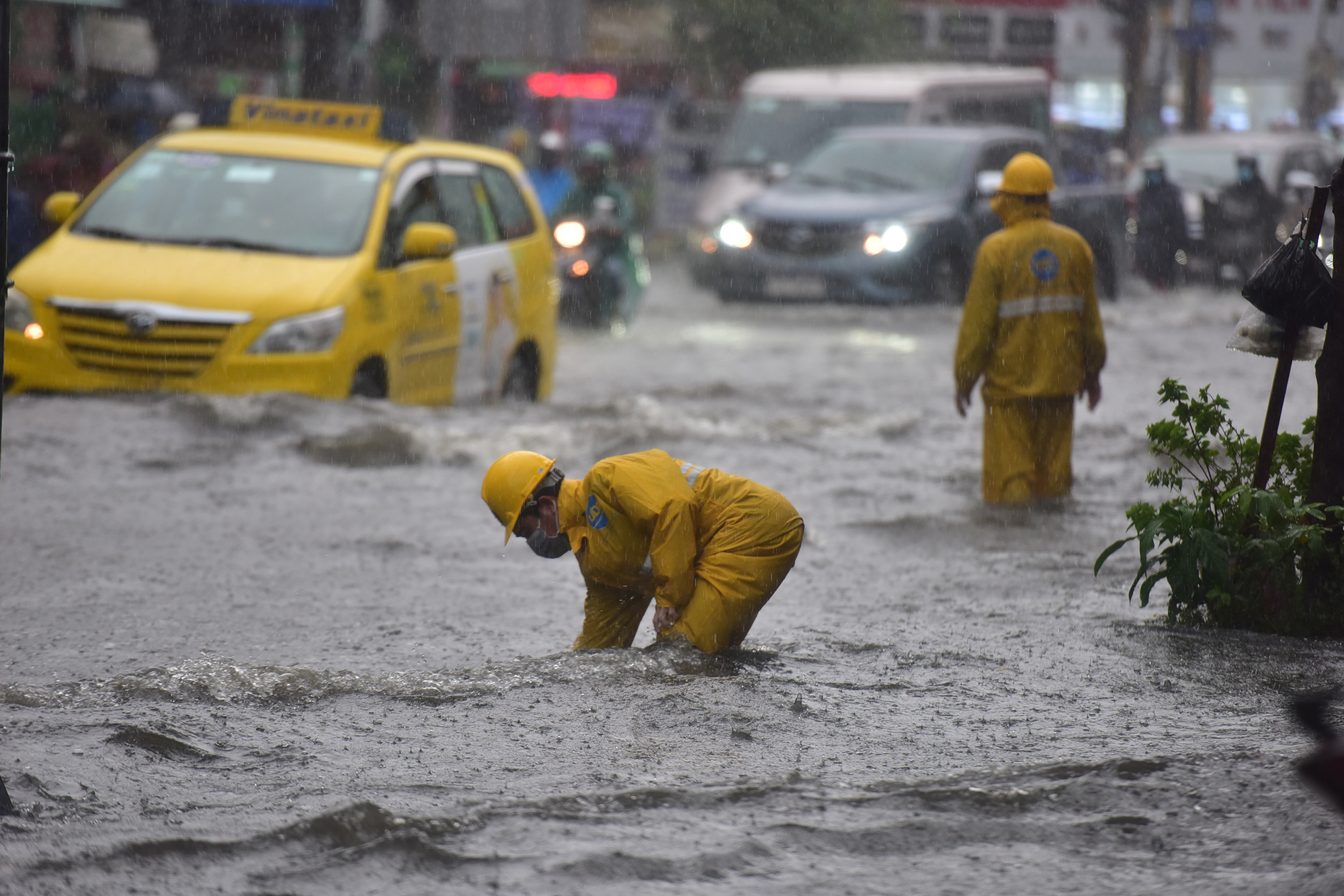 TP.HCM mưa xối xả giữa lúc tan tầm, người và xe khổ sở 
