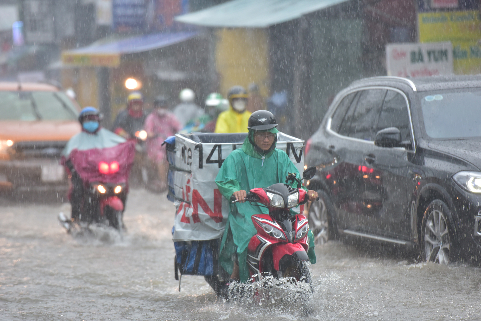 Sau khoảng 30 phút mưa như trút nước, nhiều tuyến đường bị ngập sâu như Ung Văn Khiêm, Xô Viết Nghệ Tĩnh, Đinh Bộ Lĩnh… (quận Bình Thạnh), Phan Huy Ích, Phạm Văn Chiêu, Lê Văn Thọ (quận Gò Vấp)…