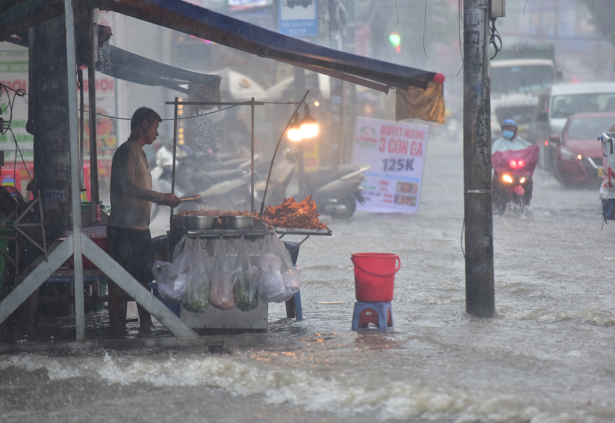 Nhiều hàng quán hai bên tuyến đường này bị ảnh hưởng việc buôn bán do mưa lớn kèm nước ngập sâu.