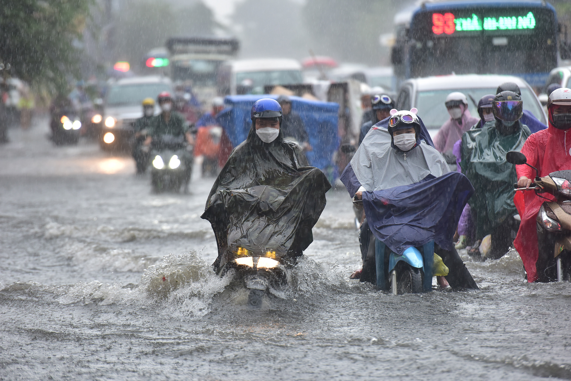 Tuyến đường cửa ngõ phía đông vào trung tâm thành phố này bị ngập sâu. Hàng nghìn xe cộ di chuyển qua đây phải chen nhau né phần đường ngập nặng.