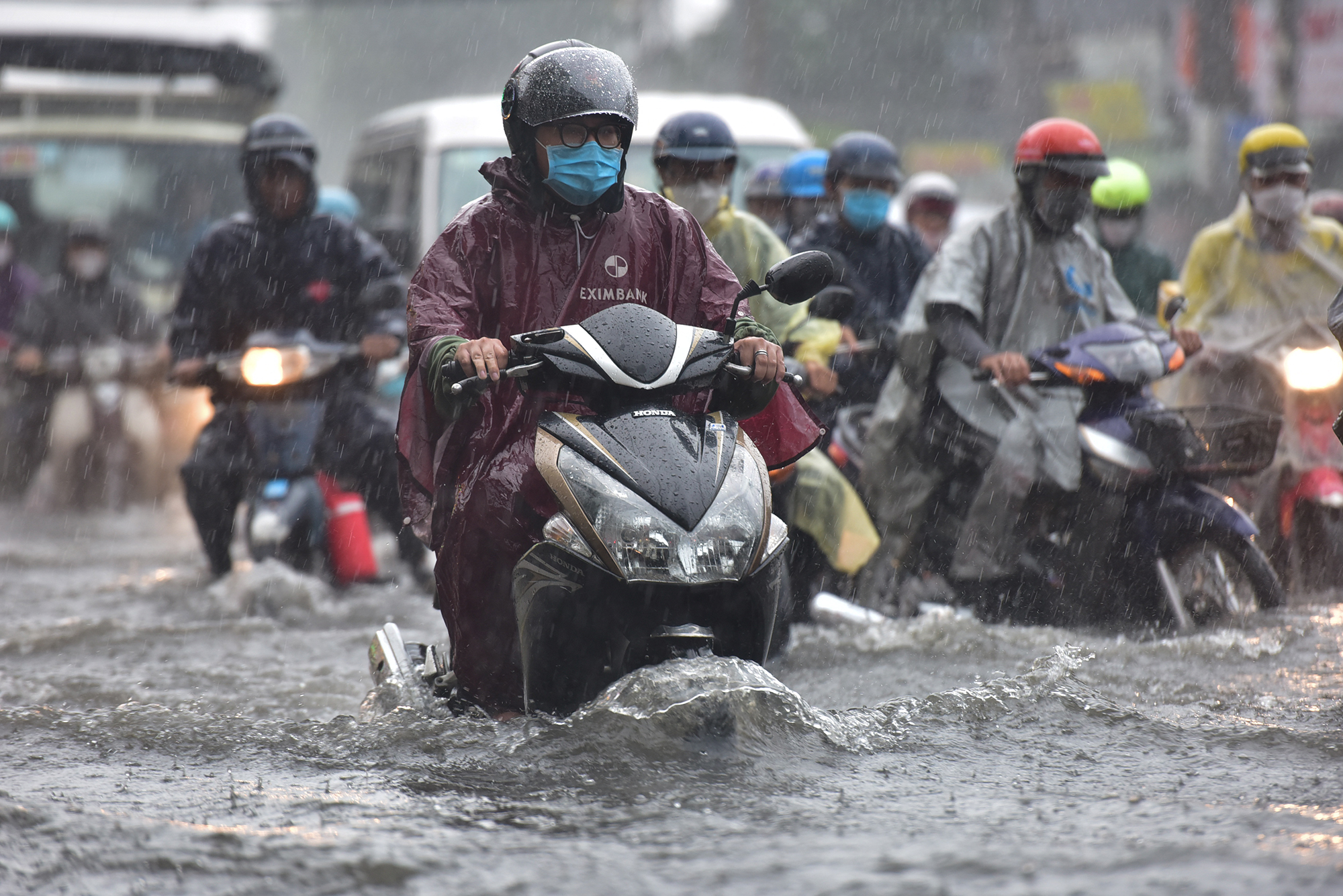 Một đoạn dài hơn 100m bị ngập lút bánh xe máy, hầu như các phương tiện không dám đi vào.