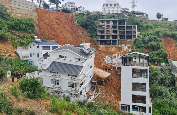 Trong đó nghiêm trọng nhất là vụ sạt lở tại hẻm 36 đường Hoàng Hoa Thám, phường 10, khiến nhiều người bị vùi lấp.