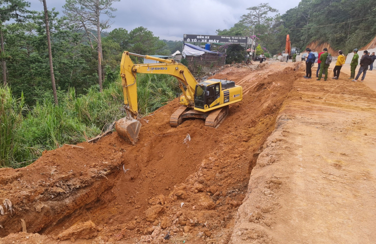 Trước đó ngày 18-6, 2 công nhân tại dự án nâng cấp, mở rộng đèo Prenn trong lúc làm việc đã bị sạt lở đất vùi lấp tử vong.