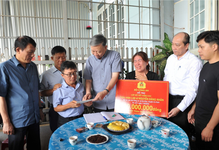 Vụ tấn công trụ sở xã ở Đắk Lắk: Đại tướng Tô Lâm thăm hỏi gia đình các liệt sĩ - 2