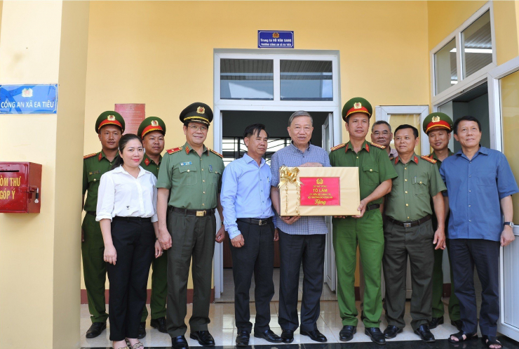 Vụ tấn công trụ sở xã ở Đắk Lắk: Đại tướng Tô Lâm thăm hỏi gia đình các liệt sĩ - 3
