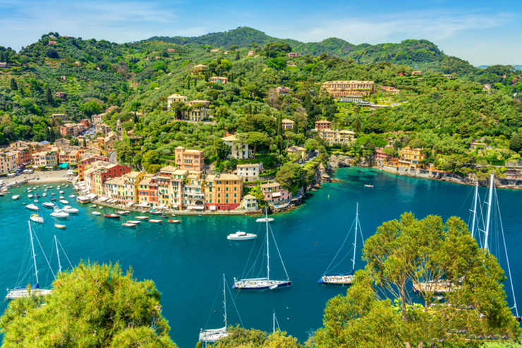 Portofino là một ngôi làng ven biển nằm ở miền bắc Italia, du khách mê mẩn cảnh quan đẹp mắt và kiến trúc cổ điển.
