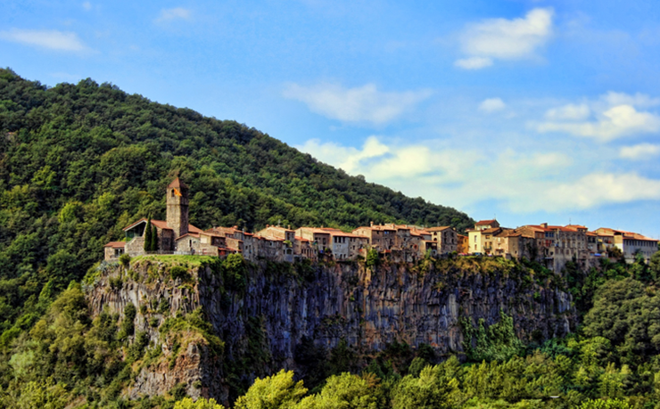 Castellfollit de la Roca, Tây Ban Nha nổi bật với cảnh quan đồi núi đá vôi và những ngôi nhà được xây dựng trên bờ đá.
