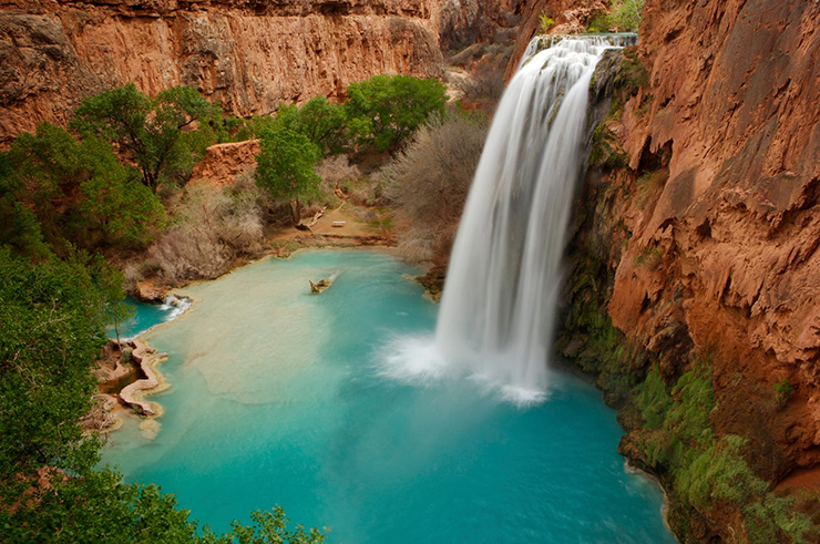 Thác Havasu ở vùng đất của bộ lạc Havasupai là một hồ bơi hoàn toàn tự nhiên gần Supai, Arizona trong Grand Canyon. Số lượng khách du lịch hạn chế được phép vào và sẽ cần giấy phép từ bộ tộc Havasupai.
