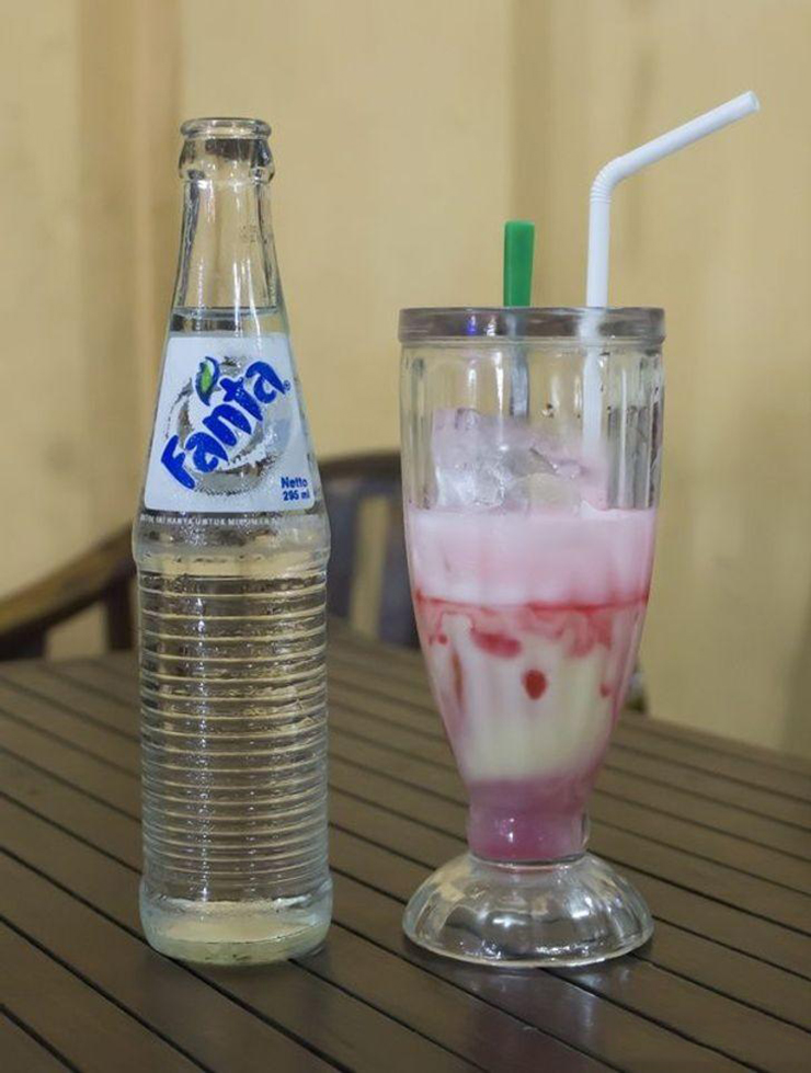 Ở Indonesia, người ta uống fanta trộn với sữa đặc có đường hoặc soda với siro dâu và sữa đặc có đường. Họ gọi nó là 'soda gembira' (nghĩa đen: soda hạnh phúc).