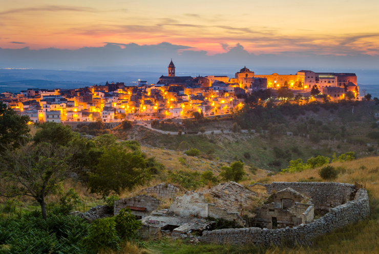 Puglia, Italia khiến du khách choáng ngợp trước những cánh đồng trồng ô liu bạt ngàn trải dài hút mắt. Kiến trúc và ẩm thực ở nơi đây cũng là điểm nhấn.
