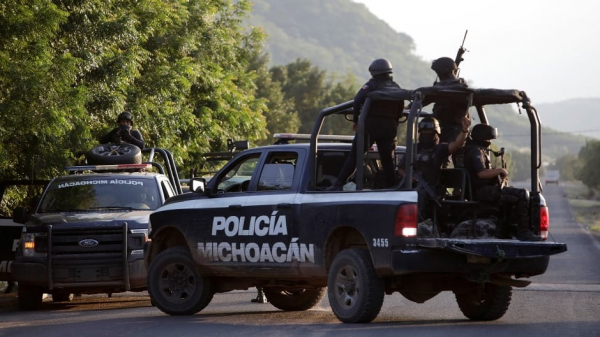 Cảnh sát Mexico di chuyển trên xe bán tải. Ảnh: GettyImages