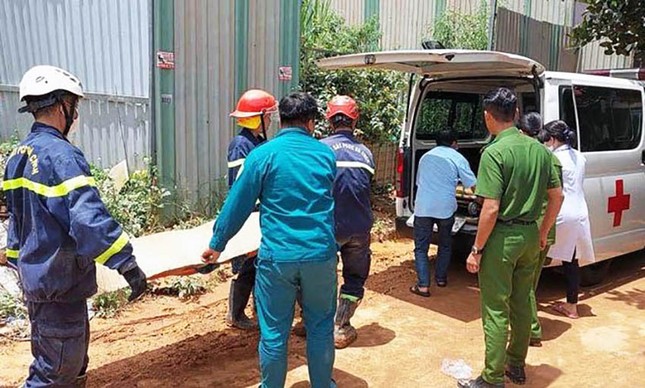 Sạt lở ở Đà Lạt: Đưa thi thể vợ chồng thợ xây ra khỏi đống đổ nát - 1
