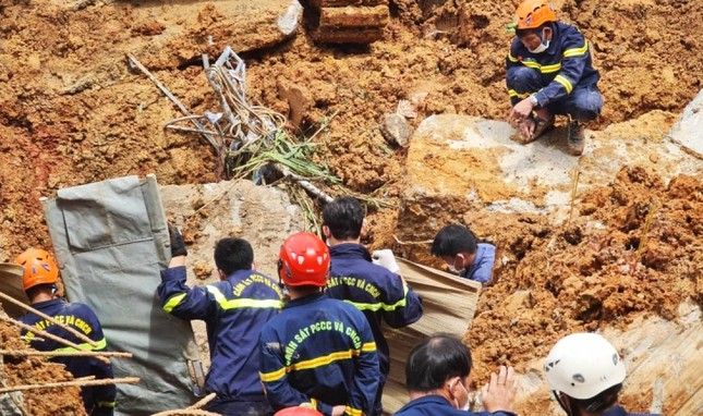 Sạt lở ở Đà Lạt: Đưa thi thể vợ chồng thợ xây ra khỏi đống đổ nát - 2