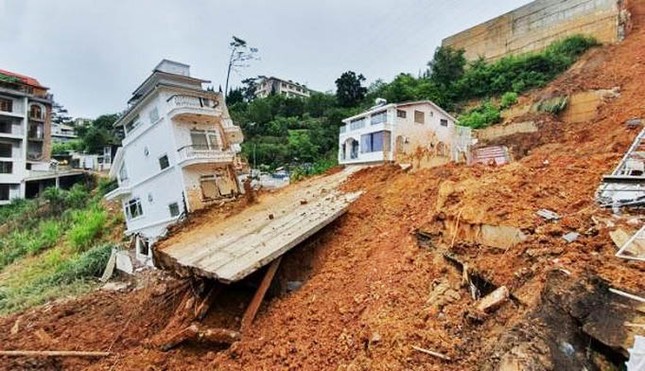 Sạt lở ở Đà Lạt: Đưa thi thể vợ chồng thợ xây ra khỏi đống đổ nát - 4