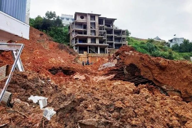 Sạt lở ở Đà Lạt: Đưa thi thể vợ chồng thợ xây ra khỏi đống đổ nát - 5