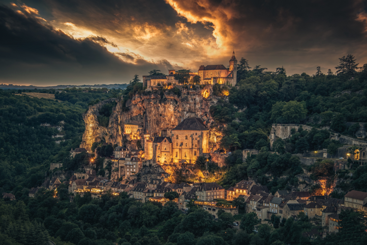 Rocamadour là một ngôi làng cổ kính nằm ở miền nam Pháp mang một vẻ đẹp ngoạn mục vào ban đêm. Điểm tham quan ấn tượng nhất là nhà thờ Notre-Dame de Rocamadour, lâu đài Rocamadour.
