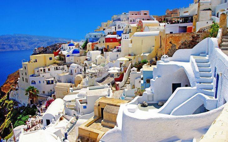 Santorini là một hòn đảo thuộc Hy Lạp, nổi tiếng với các ngôi nhà màu trắng, xanh, được xây dựng trên những bãi đá, xung quanh là đại dương.
