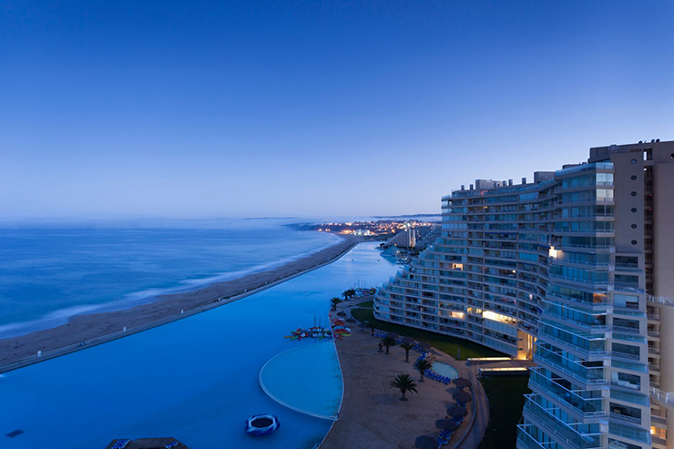 San Alfonso del Mar ở Chile là bể bơi nhân tạo lớn nhất thế giới. Hồ bơi trải dài hơn 914m với một điểm cuối sâu có độ sâu 35m. Hồ bơi nằm bên bờ biển tại một khu nghỉ mát với phí bảo trì hằng năm là 3,2 triệu USD.
