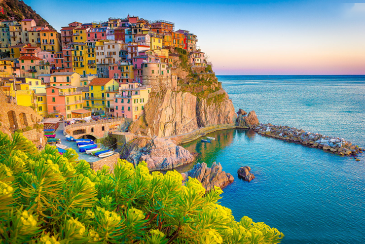 Cinque Terre là một khu vực bao gồm 5 ngôi làng ven biển nằm ở bờ biển phía tây bắc của Italia, được UNESCO công nhận là di sản thế giới. Những ngôi nhà màu sắc rực rỡ được xây dựng trên những bãi đá ven biển, tạo nên một không gian đẹp mắt và lãng mạn.
