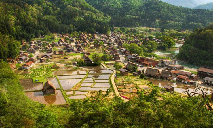 Shirakawa-go là một ngôi làng truyền thống nằm ở vùng nông thôn miền trung Nhật Bản, nổi tiếng với những ngôi nhà truyền thống được xây dựng bằng gỗ và mái ngói đặc trưng.
