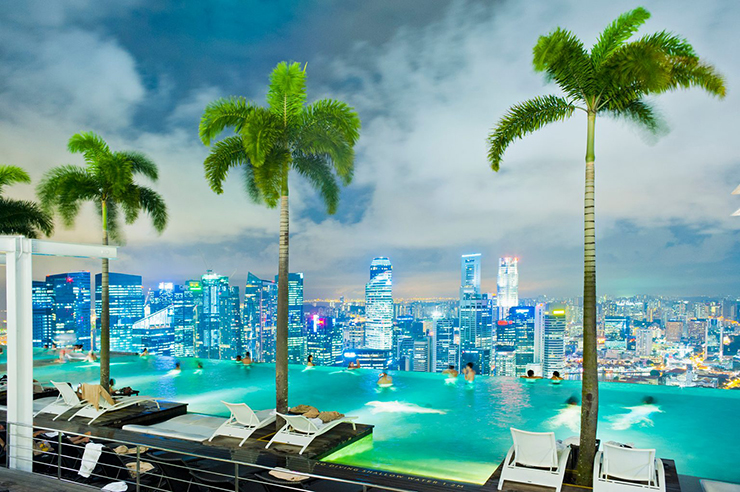 Skypark tại Marina Bay Sands ở Singapore&nbsp;có một hồ bơi vô cực nằm ở tầng thượng. Tại khách sạn đắt nhất thế giới này, dòng nước chảy tràn qua mép tòa nhà mang đến cho người bơi tầm nhìn bao quát thành phố.
