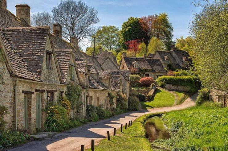 Bibury là một ngôi làng nhỏ và yên tĩnh nằm ở Vương quốc Anh, nổi tiếng với các ngôi nhà cổ kính được xây dựng bằng đá phiến và mái ngói đỏ.
