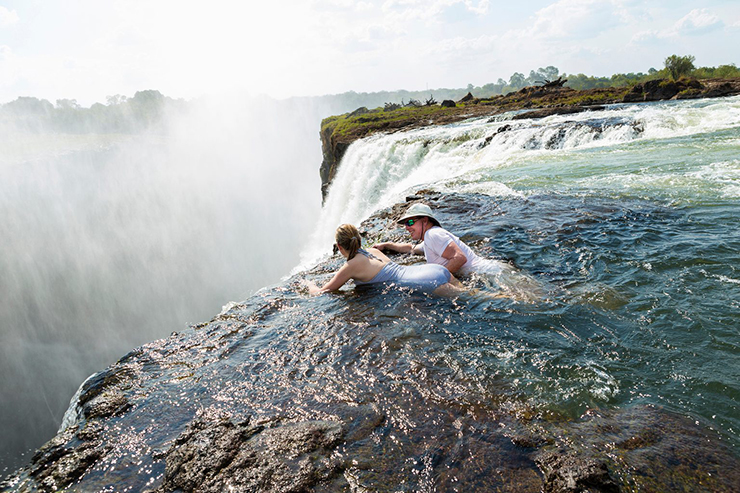 Devil's Pool nằm trên đỉnh thác Victoria ở châu Phi. Đây là một trong những thác nước lớn nhất thế giới, thành tạo tự nhiên có tên là Hồ bơi của quỷ này mang đến một cái nhìn tuyệt vời về kỳ quan thiên nhiên. Bơi lội&nbsp;sát mép vực mang đến cho bạn cảm giác hồi hộp và trải nghiệm ấn tượng chưa từng có.
