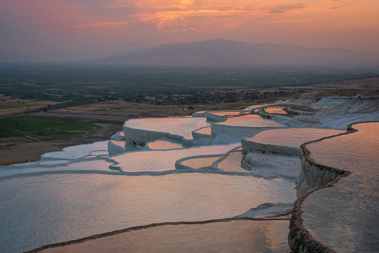 Các trầm tích canxi và đá vôi trắng của hồ Pamukkale ở Thổ Nhĩ Kỳ đóng vai trò là giá đỡ trong nước. Các hồ bơi được biết đến với lượng khoáng chất dồi dào khiến du khách tin rằng chúng có khả năng chữa bệnh.
