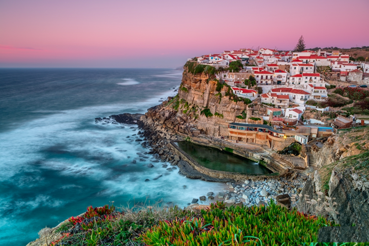 Sintra, Bồ Đào Nha nổi tiếng với các lâu đài cổ kính, cung điện và vườn hoa, khiến du khách khó rời mắt.
