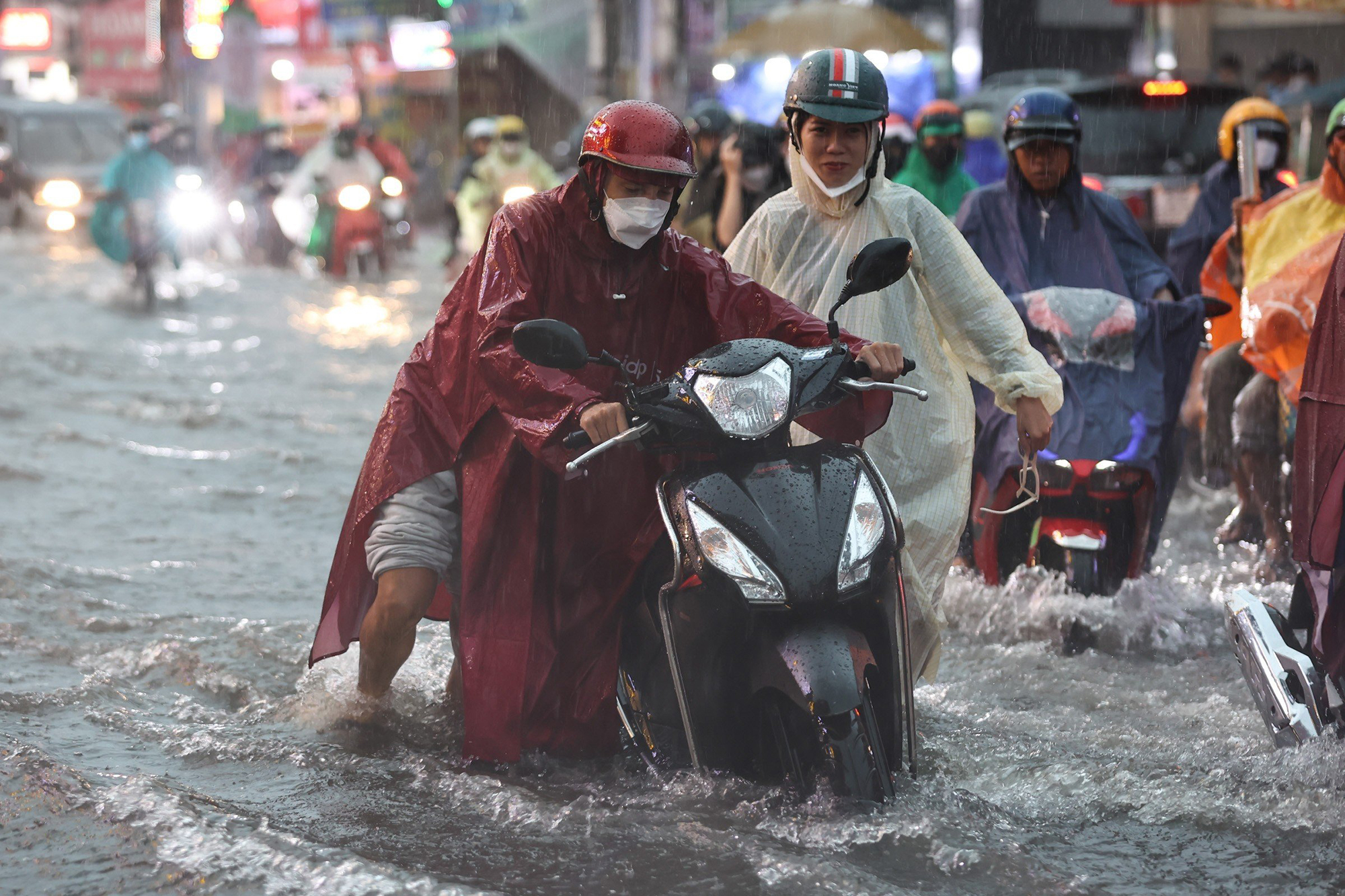 Hàng loạt tuyến đường TP.HCM ngập như sông, người dân lại vật vã lội nước về nhà - 7