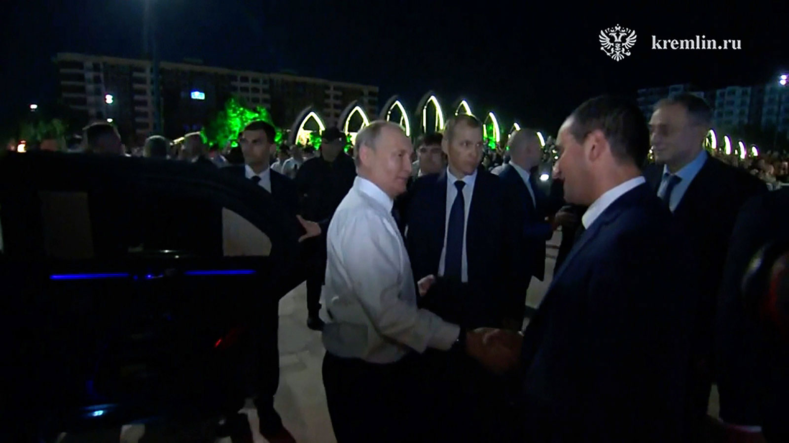 Video: Ông Putin xuống phố, bắt tay đám đông người dân ở Cộng hòa Dagestan - 1