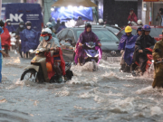 Tin tức trong ngày - Hàng loạt tuyến đường TP.HCM ngập như sông, người dân lại vật vã lội nước về nhà