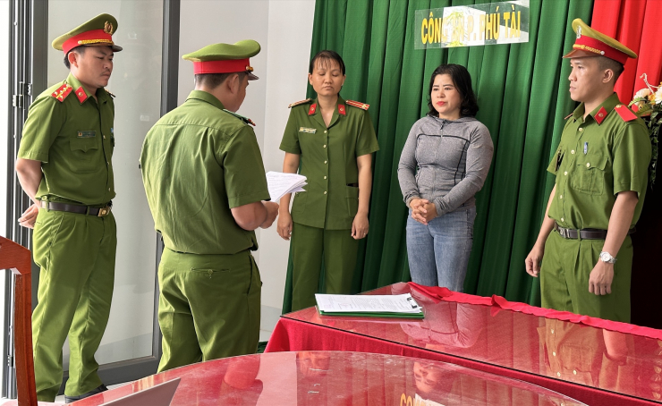 Cơ quan CSĐT Công an TP Phan Thiết đọc quyết định bắt tạm giam Phạm Thị Thu Hương. Ảnh: PT