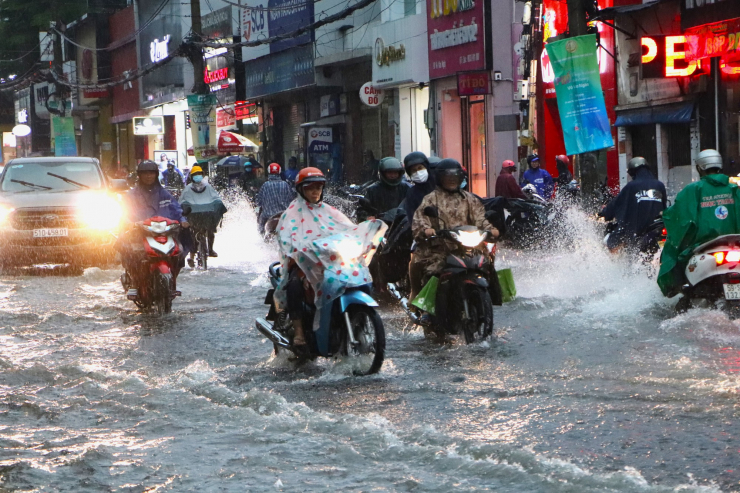 Các phương tiện hỗn loạn trên đường Võ Văn Ngân