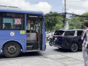 Tin tức trong ngày - Xe buýt nghi mất phanh tông nhiều ô tô dừng đèn đỏ