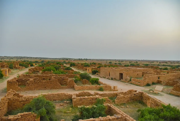 Làng Kuldhara, Rajasthan, Ấn Độ&nbsp;từng có rất đông những người Bà la môn Paliwal sinh sống, nhưng hiện nay ngôi làng này bị bỏ hoang. Kuldhara có một bầu không khí kỳ lạ không thể giải thích được và du khách không thể vào đây&nbsp;sau khi mặt trời lặn.
