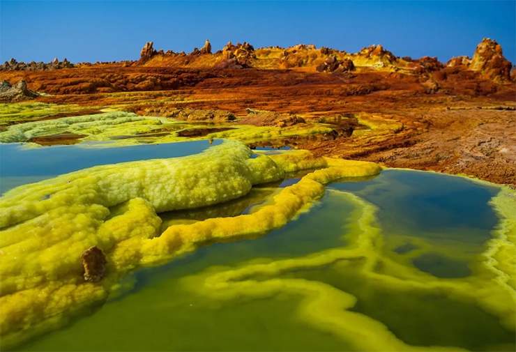 Sa mạc Danakil ở Đông Phi trải dài qua miền nam Eritrea, Đông Bắc Ethiopia và tây bắc Djibouti. Địa danh này nổi tiếng với những ngọn núi lửa và địa nhiệt tỏa ra khí độc và tạo sức nóng khủng khiếp. Đây là một trong những địa điểm nguy hiểm nhất trên hành tinh. Nhiệt độ ban ngày có thể vượt quá 50°C, khiến nó trở thành một nơi rất khó sinh sống.
