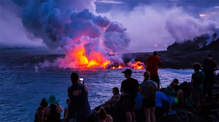 Hawaii, Mỹ&nbsp;không chỉ có những bãi biển đẹp mà còn là một trong những điểm du lịch nguy hiểm nhất thế giới. Một trong những ngọn núi lửa hoạt động lâu đời nhất ở Hawaii là núi Kilauea. Kilauea đã liên tục phun trào kể từ năm 1983. Vườn quốc gia này mang tới&nbsp;các chuyến đi bằng thuyền đưa du khách qua những dòng sông dung nham chảy nóng đỏ, rừng mưa nhiệt đới, núi lửa, thác dung nham và các thành tạo địa chất.
