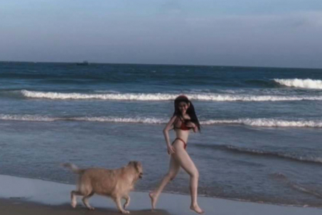 "Nữ sinh hot nhất Sài thành" gây chú ý khi mặc bikini bé xíu chạy trên bãi biển