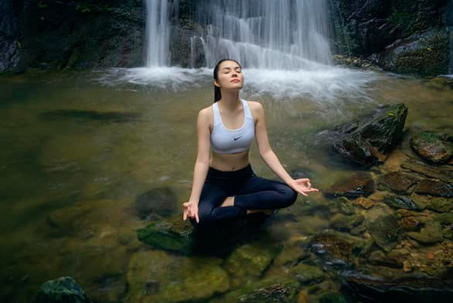 Tập yoga bên suối, Dương Cẩm Lynh gây sốt vì body nuột nà như thời son rỗi