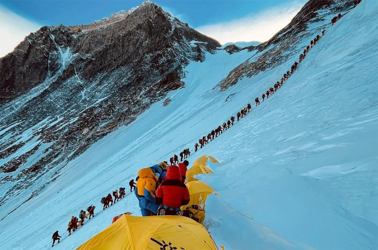 Đỉnh Everest, Nepal thu hút rất nhiều du khách. Khoảng 1.200 nhà thám hiểm gan dạ khởi hành từ chân núi mỗi năm. Thật không may, chỉ có khoảng một nửa lên đến đỉnh và một số đã chết trên đường leo lên. Càng lên cao, mức oxy thấp, thời tiết giá lạnh và&nbsp;đóng băng đem lại nhiều nguy hiểm cho du khách.
