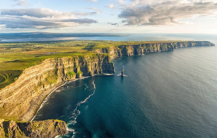 Những vách đá ngoạn mục của Moher ở Ireland&nbsp;nằm trên bờ biển phía tây gồ ghề của hòn đảo, là một trong những điểm đến nguy hiểm. Mặc dù phong cảnh thật ngoạn mục, tuy nhiên nhiều du khách đã chết sau khi mạo hiểm đến quá gần vách núi để có được tầm nhìn tốt hơn.
