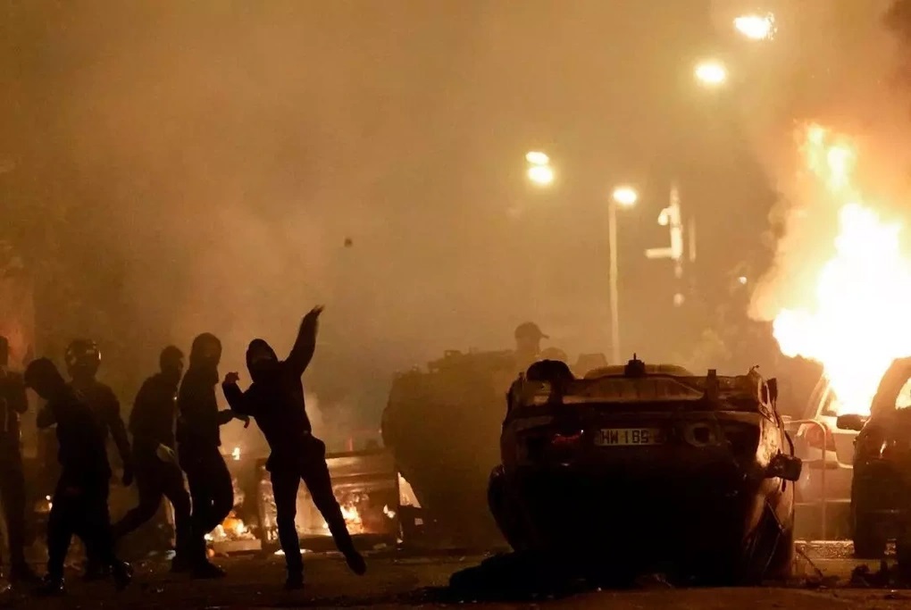 Bạo loạn kinh hoàng ở Pháp: Hơn 870 người bị bắt giữ, ông Macron họp khẩn - 2